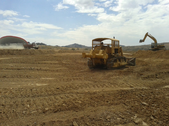 LAJASTAMBO. La maquinaria pesada de la empresa MITA realizaba ayer el movimiento de tierras en el Campo Ferial, donde alzar nueve mdulos de exposicin.