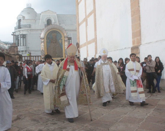 CELEBRACIN. Decenas de fieles acompaaron en procesin a la Virgen de Guadalupe pese a la amenaza de lluvia.