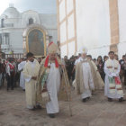 CELEBRACIN. Decenas de fieles acompaaron en procesin a la Virgen de Guadalupe pese a la amenaza de lluvia.