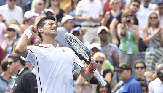 El tenista serbio Novak Djokovic venci ayer, al estadounidense Sam Querrey y sigue en carrera en busca del ttulo del US Open.