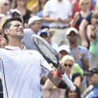 El tenista serbio Novak Djokovic venci ayer, al estadounidense Sam Querrey y sigue en carrera en busca del ttulo del US Open.