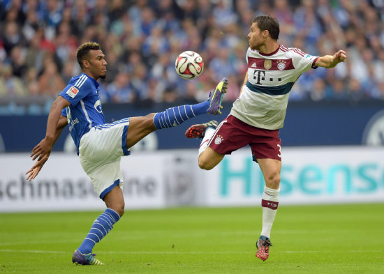 Xabi Alonso (d) debut con la camiseta del campen alemn.