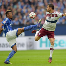 Xabi Alonso (d) debut con la camiseta del campen alemn.