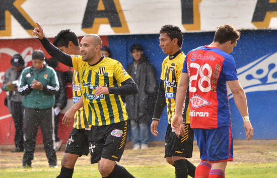 El paraguayo Ernesto Cristaldo celebra la segunda anotacin del cuadro atigrado frente a Universitario de Pando, en La Paz.