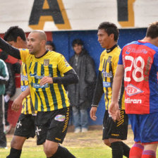 El paraguayo Ernesto Cristaldo celebra la segunda anotacin del cuadro atigrado frente a Universitario de Pando, en La Paz.