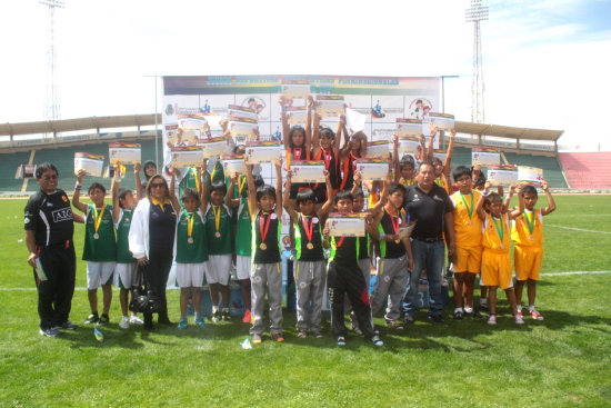 El podio de vencedores de la disciplina de mini atletismo, con el colegio Emilio Hochmann B (c) como campen y clasificado a la fase nacional en Tarija.