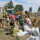 COMBATES. Voluntarios civiles excavan trincheras cerca de la ciudad de Maripol, asediada por los insurgentes afines a Rusia.