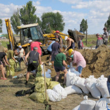 COMBATES. Voluntarios civiles excavan trincheras cerca de la ciudad de Maripol, asediada por los insurgentes afines a Rusia.