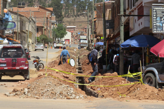 AFECTADOS. Las zanjas cavadas para la instalacin de gas en el barrio Petrolero afecta a varios vecinos que ya no pueden sacar sus vehculos y que quedaron sin agua ante algunas roturas.