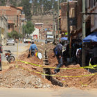 AFECTADOS. Las zanjas cavadas para la instalacin de gas en el barrio Petrolero afecta a varios vecinos que ya no pueden sacar sus vehculos y que quedaron sin agua ante algunas roturas.