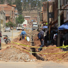 AFECTADOS. Las zanjas cavadas para la instalacin de gas en el barrio Petrolero afecta a varios vecinos que ya no pueden sacar sus vehculos y que quedaron sin agua ante algunas roturas.