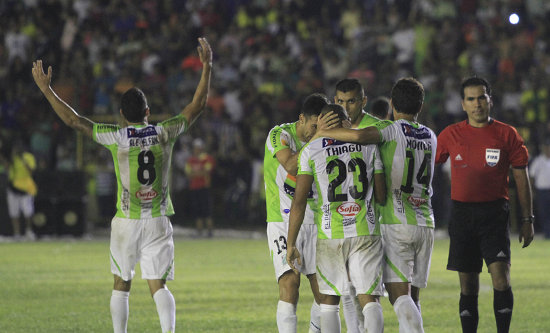 Las dos celebraciones de cada gol del conjunto albiverde, anoche, en el clsico cruceo.