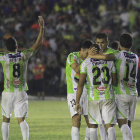 Las dos celebraciones de cada gol del conjunto albiverde, anoche, en el clsico cruceo.