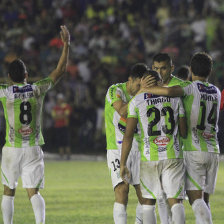 Las dos celebraciones de cada gol del conjunto albiverde, anoche, en el clsico cruceo.