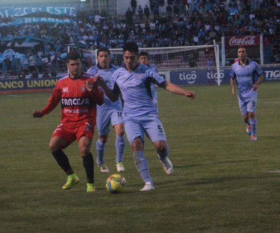 Cuesta lucha por el baln con Gutirrez; al lado, Lucas Ojeda se toma la cabeza tras ser anulado el gol de Mosca.