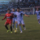 Cuesta lucha por el baln con Gutirrez; al lado, Lucas Ojeda se toma la cabeza tras ser anulado el gol de Mosca.