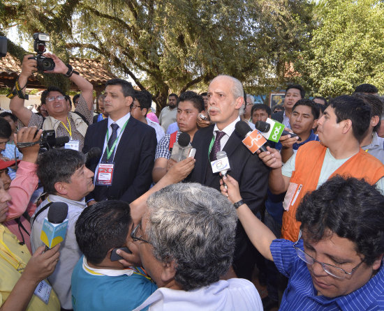 Carlos Chvez (d) hace declaraciones tras tomar posesin de la presidencia de la Federacin Boliviana de Ftbol.