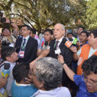 Carlos Chvez (d) hace declaraciones tras tomar posesin de la presidencia de la Federacin Boliviana de Ftbol.