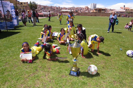 Las estudiantes de la Unidad Educativa Baldomero Lpez, de Huacareta, celebran el ttulo conseguido en la disciplina de ftbol damas, ayer, en la cancha auxiliar del estadio Patria.