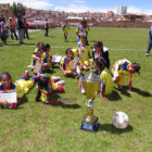 Las estudiantes de la Unidad Educativa Baldomero Lpez, de Huacareta, celebran el ttulo conseguido en la disciplina de ftbol damas, ayer, en la cancha auxiliar del estadio Patria.