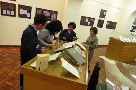 PREPARATIVOS. Personal del ABNB ultima los detalles de la exposicin que hoy abre sus puertas.