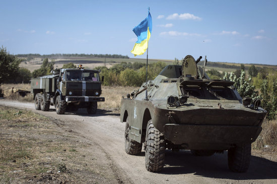 GUERRA. Un carro blindado ucraninano circula por una carretera en la regin de Donetsk