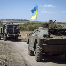 GUERRA. Un carro blindado ucraninano circula por una carretera en la regin de Donetsk