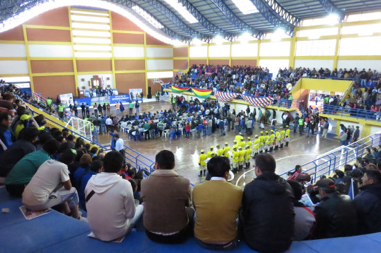 INAUGURACIN. El presidente Evo Morales inaugura el coliseo de Mesa Verde, ante la presencia de varios de sus seguidores.