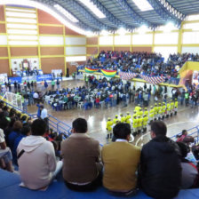 INAUGURACIN. El presidente Evo Morales inaugura el coliseo de Mesa Verde, ante la presencia de varios de sus seguidores.