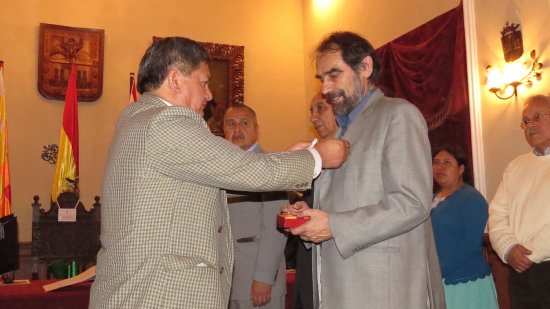 MEDALLA GRAN MARISCAL DE AYACUCHO. El Alcalde en el homenaje pstumo a Gunnar Mendoza, en persona de su hijo Javier Mendoza.