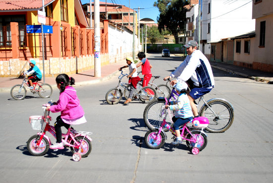 DOMINGO. Est prohibida la circulacin de motorizados entre las 00:00 y las 18:00.