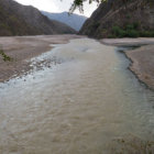 RIESGO. Pese a que en las comunidades saben que las aguas del Pilcomayo estn contaminadas, igual las utilizan para el riego de cultivos.