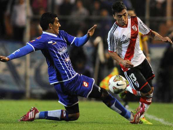 Una escena del partido de anoche entre Godoy Cruz y River; abajo, Marcelo Gallardo da instrucciones.