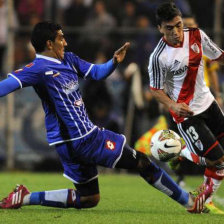 Una escena del partido de anoche entre Godoy Cruz y River; abajo, Marcelo Gallardo da instrucciones.