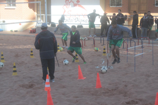 El plantel capitalino activ una las prcticas en las cancha de arena..