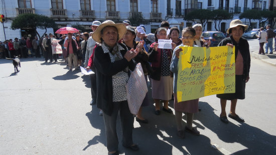 MOVILIZACIN. Los jubilados marcharon y bloquearon calles en Sucre, ayer.