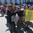 MOVILIZACIN. Los jubilados marcharon y bloquearon calles en Sucre, ayer.