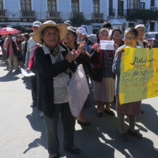 MOVILIZACIN. Los jubilados marcharon y bloquearon calles en Sucre, ayer.