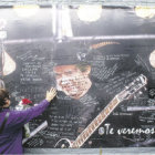 AFECTO. Una fantica del msico lleva flores frente a un cuartel con su imagen y mensajes.