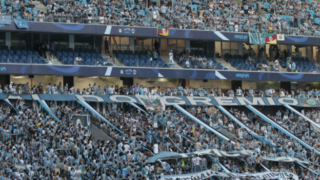 Los aficionados del Gremio insultaron a un jugador.