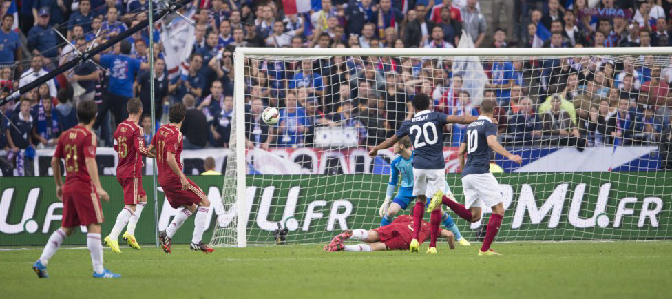 Rmy anot el nico gol del partido a favor de Francia; abajo, la decepcin de los jugadores espaoles.