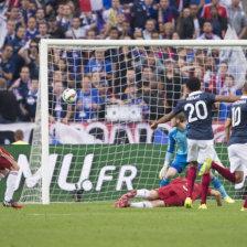 Rmy anot el nico gol del partido a favor de Francia; abajo, la decepcin de los jugadores espaoles.