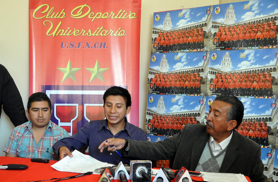 Los dirigentes de la U durante la conferencia de prensa de ayer, en oficinas del club; abajo, la prctica del plantel en el estadio Patria.