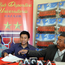 Los dirigentes de la U durante la conferencia de prensa de ayer, en oficinas del club; abajo, la prctica del plantel en el estadio Patria.