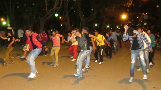 PREPARACIN. Los bailarines se alistan para mostrar sus mejores pasos en la Entrada de la patrona de Chuquisaca.