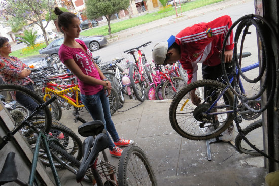 DA DEL CICLISTA. Sucrenses acudieron masivamente a los talleres para hacer el mantenimiento de sus bicicletas.