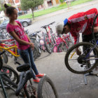 DA DEL CICLISTA. Sucrenses acudieron masivamente a los talleres para hacer el mantenimiento de sus bicicletas.