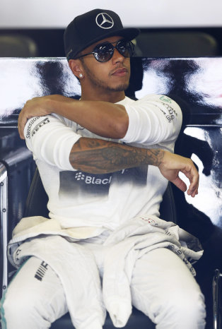 Lewis Hamilton minutos antes de las pruebas de ensayo.