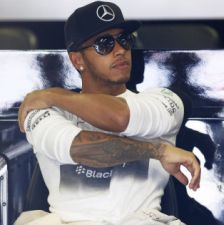 Lewis Hamilton minutos antes de las pruebas de ensayo.