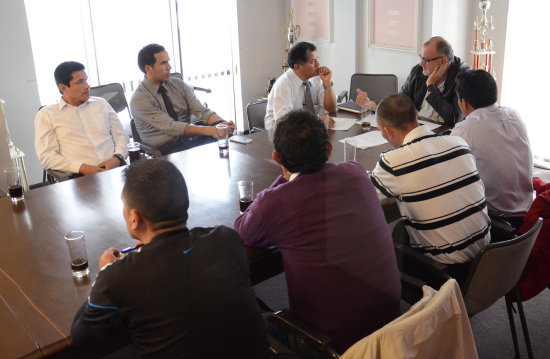 Representantes de los rbitros se reunieron con los dirigentes de la FBF y ANF; abajo, Freddy Payta (d) y Oscar Maldonado (i), durante la conferencia de prensa en Cochabamba.